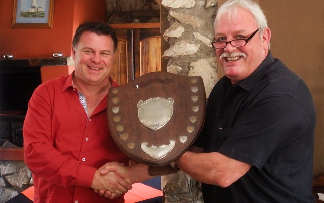 Links ontvang Jan le Roux die Lion van die Jaar Trofee van Boats van Staden